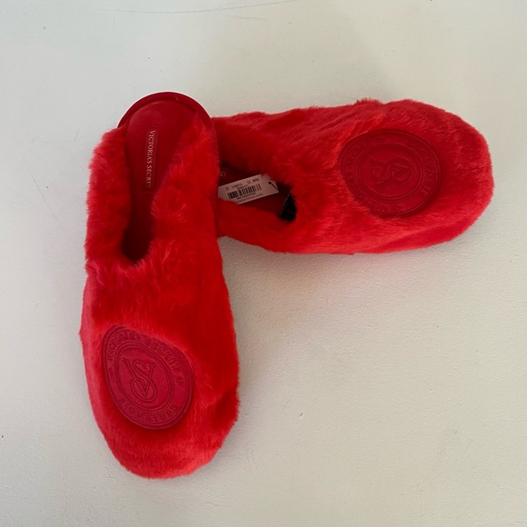 NWT Victoria’s Secret Closed-Toe Faux Fur Slippers - Picture 2 of 14